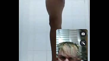 A fiery old PT (Workers' Party) supporter masturbates in the shower for a client on a video call; Grandma Janja, as if losing the elections wasn't enough, decides to make a living with content.