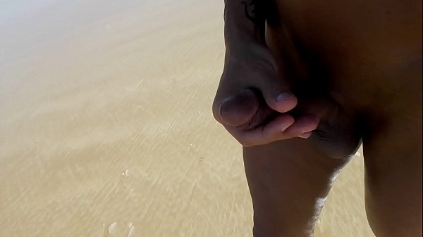 Download Video - exhib et pipi sur une plage naturiste