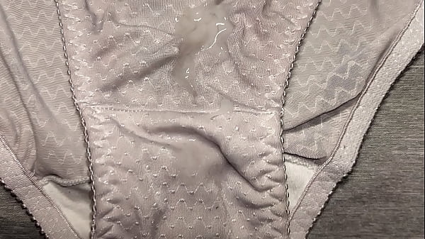 Cuando mi amiga no está, me masturbo con su cal...