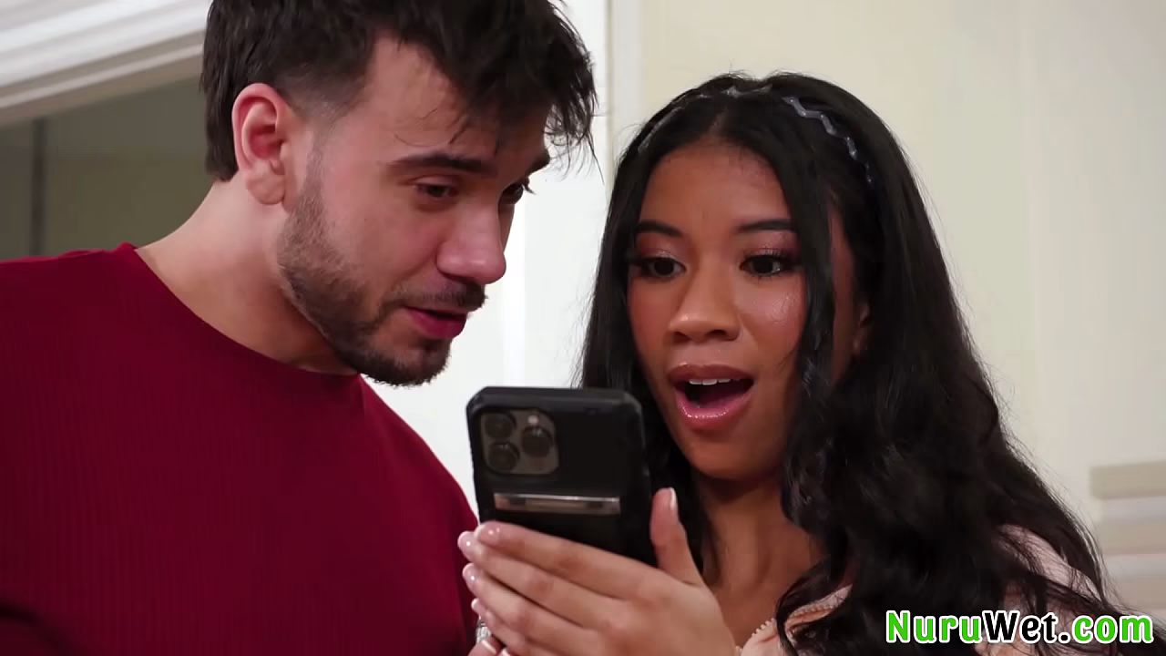 Nuru Massage y nuruwet.com presentan: Regalo sexy y resbaladizo - Ameena Green y Nade Nasty
                    sex pussy wet massage masseuse nuru nuru massage nurugel nurumassage slippery massage nuru gel muchos negros