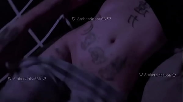 Safadinha a noite e querendo fazer mais tatuagens