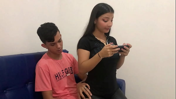 Download Video - MI HERMANASTRA LATINA COLOMBIANA ESTABA EN CASA Y ME PIDIO QUE LE ENSE&Ntilde;ARA COMO JUGAR CON EL CELULAR ELLA MUY CALIENTE ME MOSTRO SU HERMOSO CULO- PORNO EN ESPANOL-