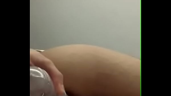 Un Mec En Chaleur Se Baise Avec Une Bouteille D'eau