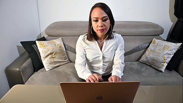 Cristina starr masturbation solo dans le canap&eacute; de Lorenzo