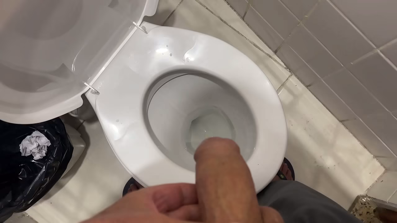 Rapaz Mijando no Banheiro P&uacute_blico Rio de Janeiro