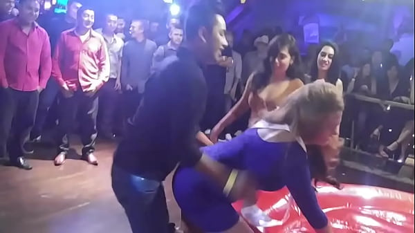UN HOMBRE ASE FELIZ A DOS MUJERES EN EL COLCHON...