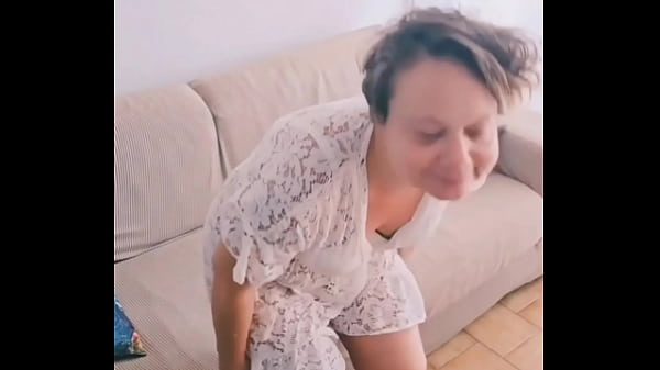 Elle a pas de culotte. Et oui j'aime me balader sans culotte le vent frais qui ...