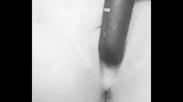 Sola disfrutando de su vibrador