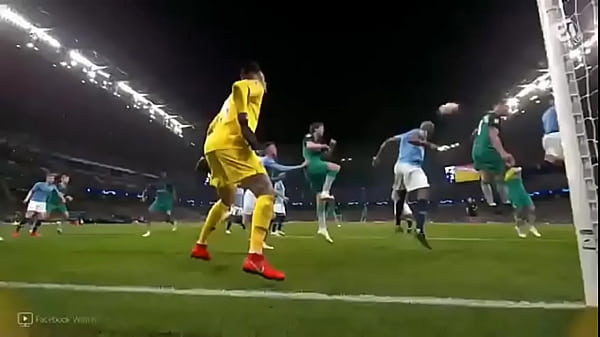 Llorente puts everything in until the ball enters
