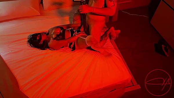 Influencer debuts a well-endowed man without a condom and covered in oil until they ejaculate inside her, where they go
