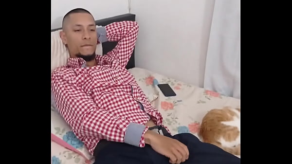 Me graban mientras veo porno y me hago una rica...