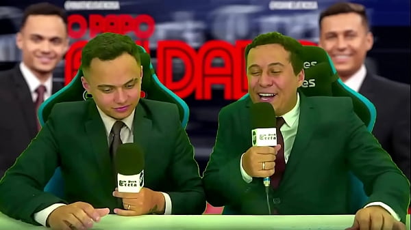 Cantora deixa seus peitos amostra em programa de entrevista