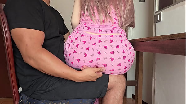 Mi Hijastra Sentada en mis Piernas me Aprovecho...