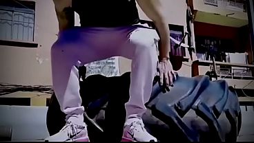 これは、異性愛者の男性がゲイ男性を装って売春をする物語である。