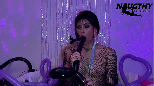 Balloon Fetish: Beautiful girl fulfills the user's fantasy