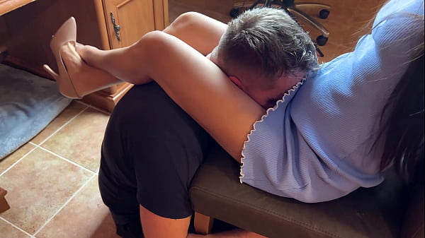 Empinei a bunda para meu vizinho meter gostoso