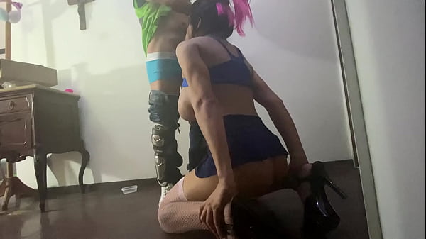 Putita sissy le entrega una buena mamada de pro...