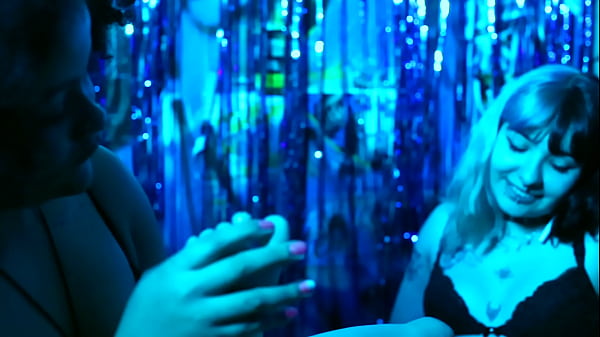 Hijastra limpia mi habitaci&oacute;n y me encontr&oacute; un preservativo usado y la muy puta quiere usar uno conmigo