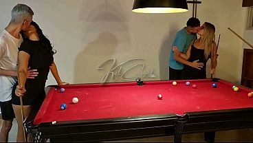 Download Video - As meninas queriam aprender a jogar sinuca e n&oacute;s ensinamos elas como pegar no taco&period;