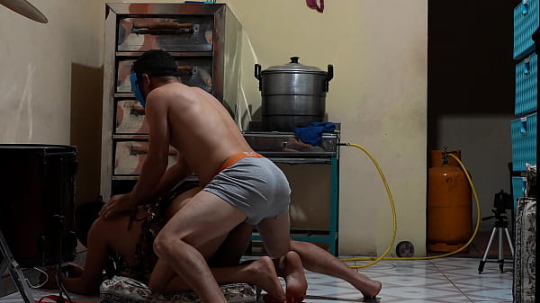 Download Video - THE BAKERY WOMAN INVITES HER NEIGHBOR ON HALLOWEEN DAY TO CELEBRATE AT HOME&period; SHE KNOWS THAT HER HUSBAND WILL NOT RETURN TODAY AND THAT IS WHY SHE HAS FUN FUCKING