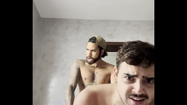 Novinho liberou gostoso pro amigo