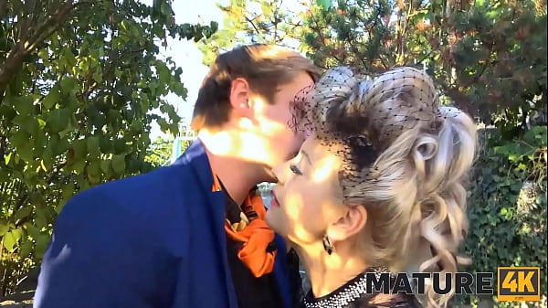 Mature4k meeting the rich mature woman outdoors leads to fooling around