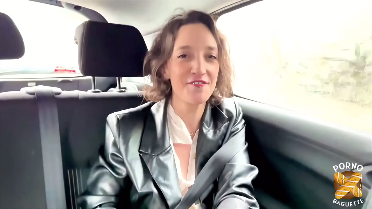 Lena, belle brune tatou&eacute_e, avale de la queue