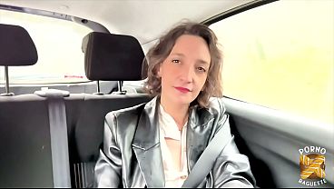 Lena, belle brune tatouée, avale de la queue