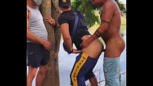 Dois caras gostosos comendo meu cu no meio do m...