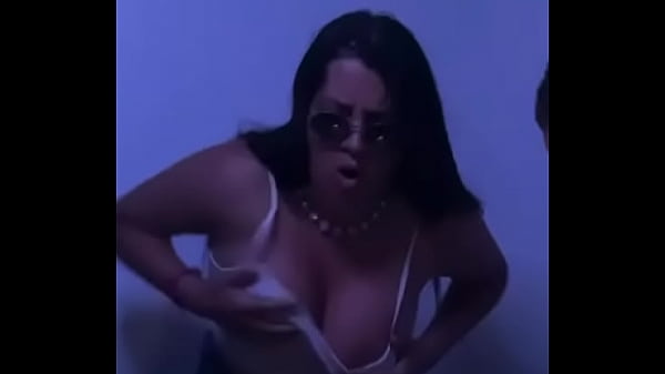 Muestra las tetas en fiesta, su ig en el link https://usheethe.com/1UoY