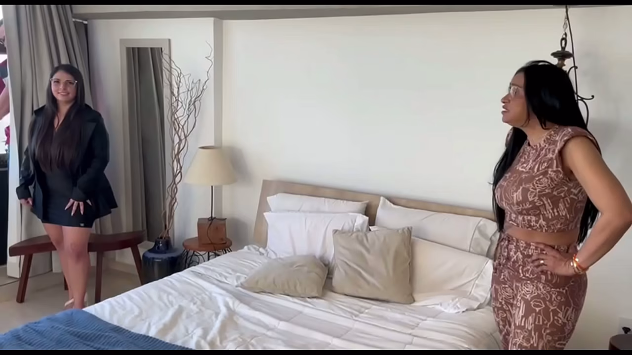 Fudeu a esposa e a sogra. Sogra deliciosa, nao resistiu ao pau e fudeu sem d&oacute_ na cama do corno manso.