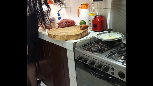 Milf culona se masturba en la cocina mientras prepara la cena