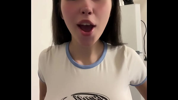 Ki akarja szopni a nagy cicijét?