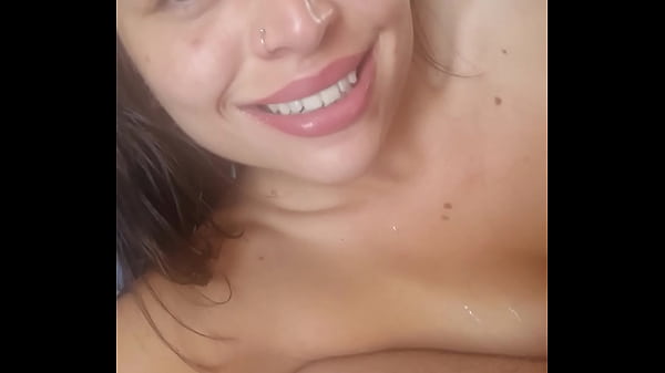 Pamela pantera ganha leite na boquinha