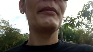 Raquel without a mask paying blowjob to a stranger in the middle of the street during the day