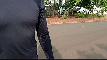 Raquel without a mask paying blowjob to a stranger in the middle of the street during the day