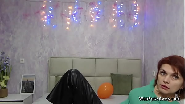 Trentenaire Rousse Vêtue Discutant Dans Un Show Webcam
