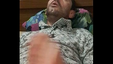 Download Video - Papa llega a casa despu&eacute;s de un largo d&iacute;a y se hace una buena paja
