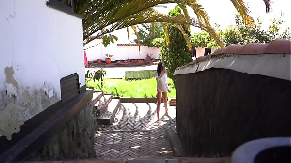 En su soledad, Mia se transforma. Se quita la ropa, se acaricia con pasi&oacute;n y termina explorando su co&ntilde;o h&uacute;medo, saboreando el placer que la hace sentir viva.