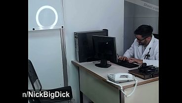 Doctor se folla a dos preciosas chicas americanas