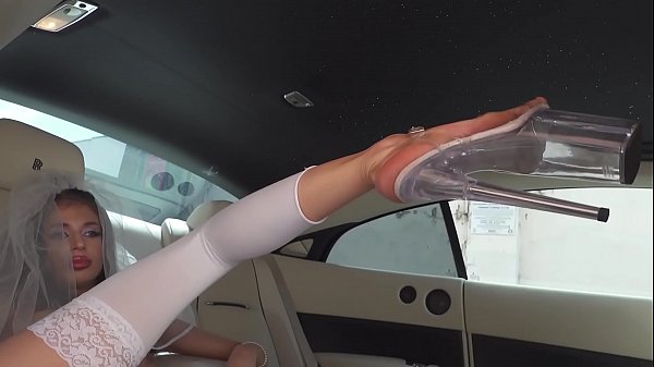 Slutty cheating bride Evilyn Jezebel gets horny...