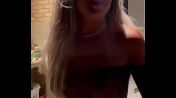 Download Video - Churrasqueiro e seduzido por  casada pra fuder&comma; na festa de anivers&aacute;rio do marido