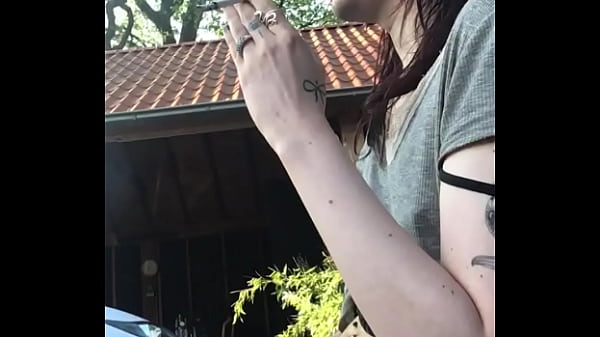 Emo Raucht Und Spielt Schwanz