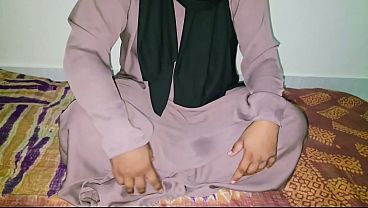 友達の美しい母親が一人で家にいるのを見つけて、彼女とセックスした。