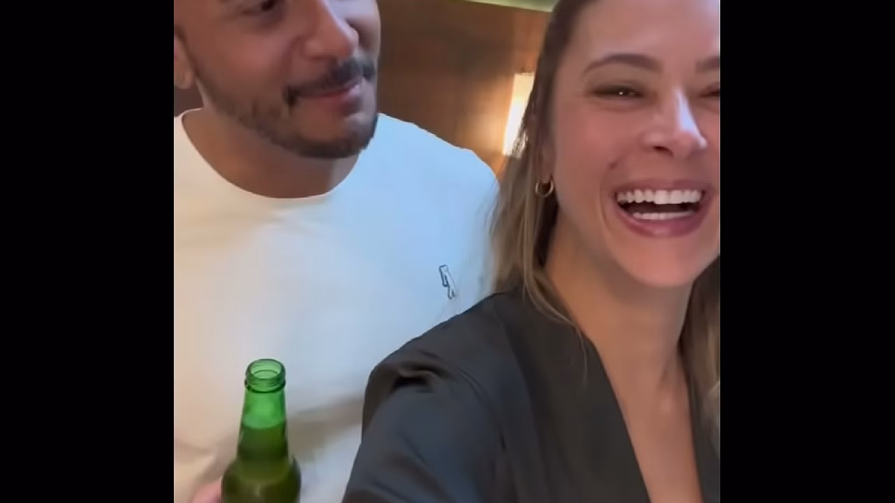 "Ven a ver, cornudo, mira lo que esta polla le hace a tu pequeña esposa" – Esta mujer brasileña casada es una delicia, se acostó con un gran negro e incluso humilló a su marido cornudo.
