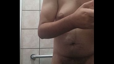隣人に、私がバスルームでこっそり自慰行為をしているところを危うく見つかりそうになった。