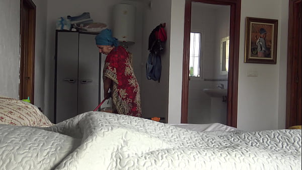 A Turkish hotel maid is NOT SCARED when american guest shows his big black cock