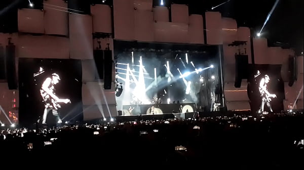 Scorpions fudendo gostoso os fãs da Virgem de Ferro (Rock you like a Hurricane)