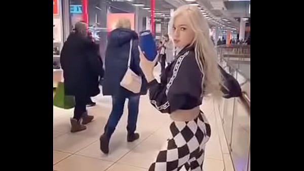 preciosa rubia bailando en el centro comercial