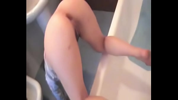 Pissing gessy